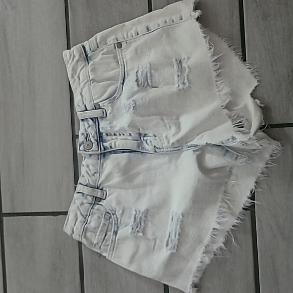 Altar’d State Cloud Wash Distressed Denim Jean Shorts Size 27 - Picture 2 of 8
